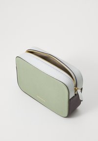 Piccola borsa cosmetica rettangolare caratterizzata da pannelli in pelle testurizzata di colore verde, grigio chiaro e marrone scuro, dotata di cerniere dorate e un design elegante.