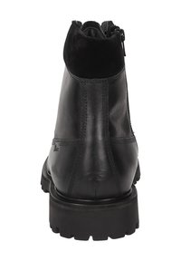 Stivale alla caviglia in pelle nera con polsino in suede, zip posteriore e suola robusta. Presenta cuciture a contrasto e una texture liscia.