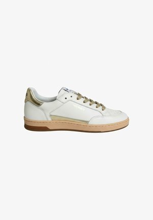 Sneaker bianca in pelle con suola beige, dettagli metallici dorati sul tallone e sui lacci, forature laterali e dettaglio con marchio sul lato.