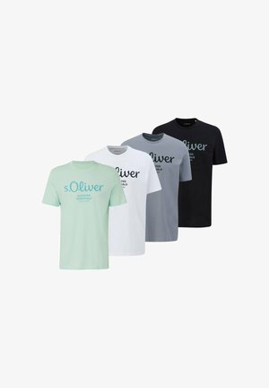 Quattro t-shirt a maniche corte con scollo tondo nei colori verde menta, bianco, grigio e nero, ciascuna con la scritta "s.Oliver Elevated Essentials" stampata sul davanti.