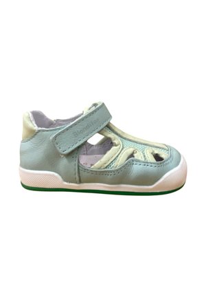 Zapato de cuero azul claro con diseño recortado, tira de velcro, suela de goma blanca y acentos texturizados; adecuado para niños.