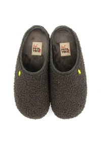 Chaussons en polaire gris avec une surface texturée, une forme arrondie et un petit accent jaune. L'intérieur est doux et doublé pour le confort.