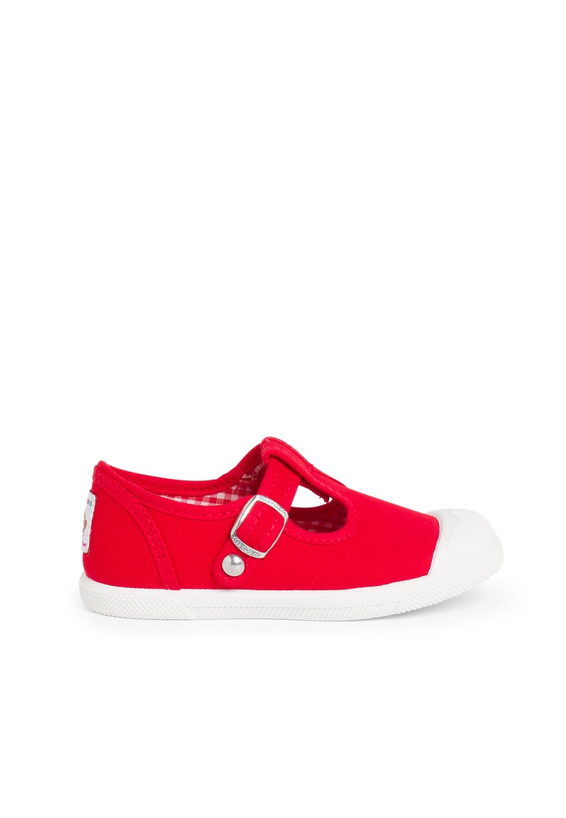Zapatilla de lona roja con punta de goma blanca, correa con hebilla y forro a cuadros. Presenta un parche de logo en el lateral.
