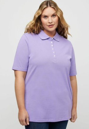 Lavender polo shirt met korte mouwen, kraag en zesknopenlijst. Gemaakt van gladde stof met een ontspannen pasvorm. Geen patronen of accenten.