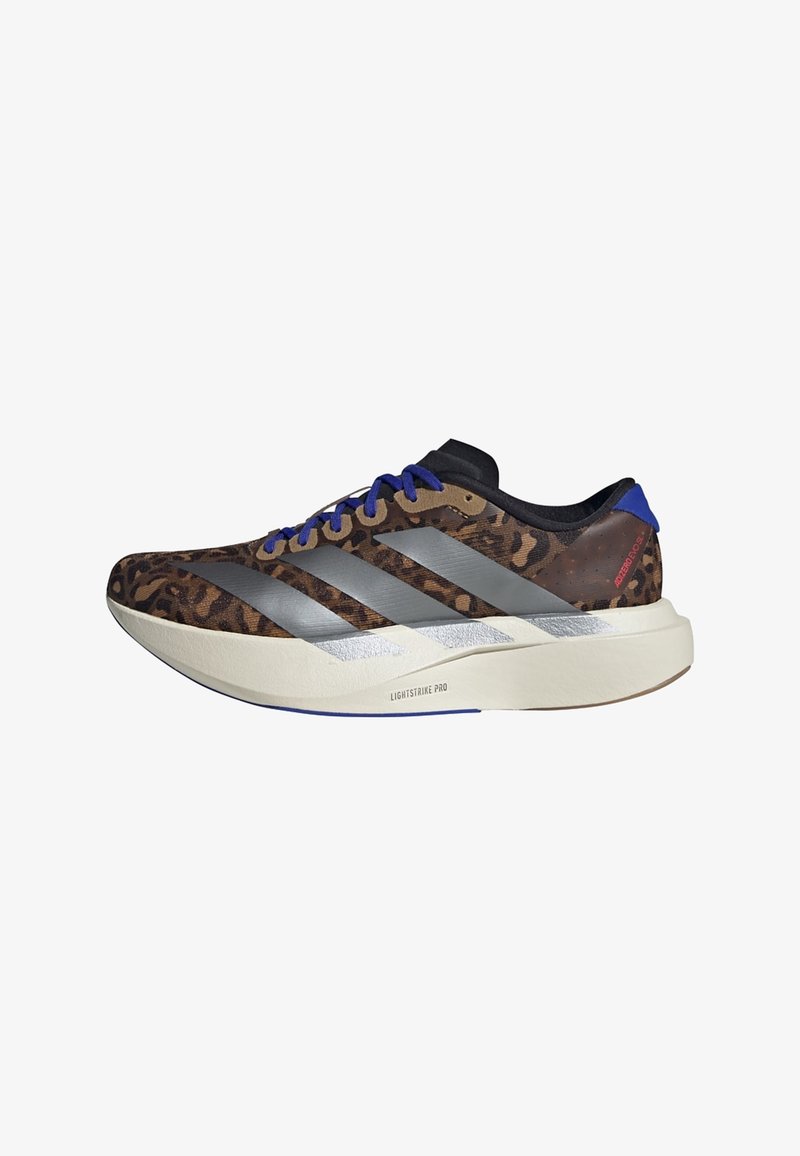 Chaussure de course avec empeignes à imprimé léopard marron, bandes argentées, lacets bleus et semelle blanche épaisse portant l'inscription « Lightstrike Pro ».
