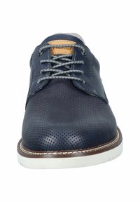 Scarpe in pelle traforata blu navy con lacci grigi, un accento in pelle color cuoio sulla linguetta e suola in gomma bianca con rifiniture marroni.