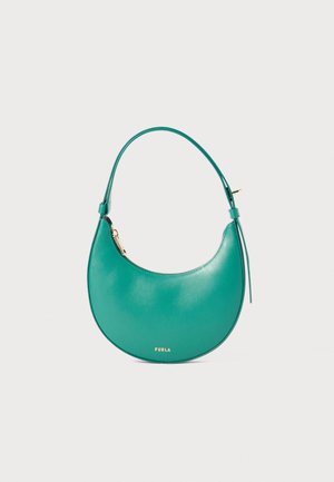 Teal leren handtas met een gebogen vorm en een enkele schouderband. Gouden ritssluiting en merkdetails op de voorkant. Gladde textuur, minimalistisch ontwerp.