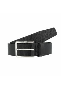 Zwarte leren riem met een gestructureerde oppervlakte. Heeft een zilverkleurige metalen gesp met een rechthoekige vorm en een functionele pen.