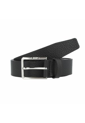 Zwarte leren riem met een gestructureerde oppervlakte. Heeft een zilverkleurige metalen gesp met een rechthoekige vorm en een functionele pen.