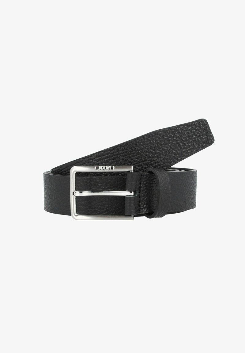 Zwarte leren riem met een gestructureerde oppervlakte. Heeft een zilverkleurige metalen gesp met een rechthoekige vorm en een functionele pen.