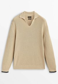 Beżowy sweter dziany z dekoltem w kształcie V i kołnierzykiem, z długimi rękawami i prążkowanymi wykończeniami przy mankietach. Teksturalna, lekka tkanina.