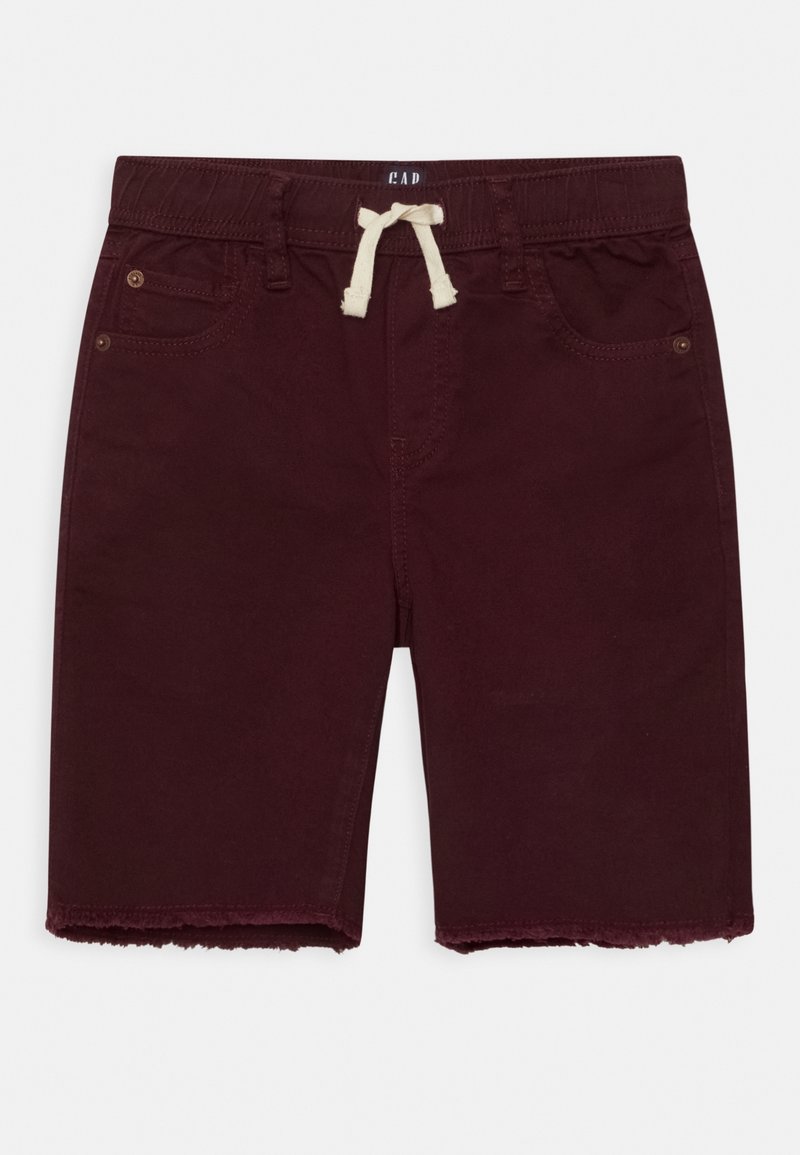 Shorts longueur genou de couleur bordeaux foncé avec ourlets effilochés, poches avant, passants pour ceinture et un cordon blanc à la taille élastique.