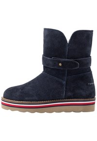 Zamszowe botki do kostki w kolorze granatowym z odwróconym designem, z bocznym paskiem oraz piętą warstwową z czerwonymi i białymi paskami.