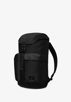 Sac à dos noir avec une finition texturée, sommet arrondi, bretelles ajustables, poche avant avec une fermeture à boucle et un patch de logo à la base.