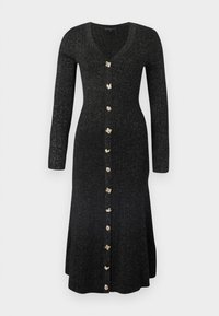 Μαύρο midi φόρεμα από ριμπ πλεκτό ύφασμα με μακριά μανίκια, V-λαιμόκοψη και μία κάθετη σειρά από ακανόνιστα χρυσά κουμπιά στο μπροστινό μέρος.