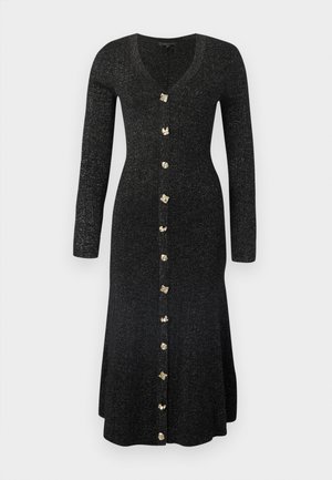 Robe midi en maille côtelée noire avec manches longues, encolure en V et une rangée verticale de boutons dorés irréguliers sur le devant.