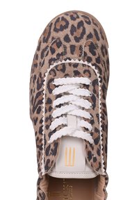 Sneaker w panterkę z białymi grubymi sznurówkami i beżowym skórzanym językiem z złotym logo w postaci trzech linii.