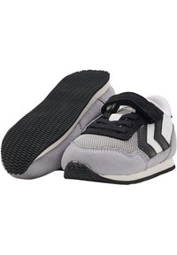 Graue Sportschuhe mit Obermaterial aus Mesh und Wildleder, schwarzen Akzenten, weißen Streifen und einer strukturierten Gummisohle. Mit einem Klettverschluss ausgestattet.