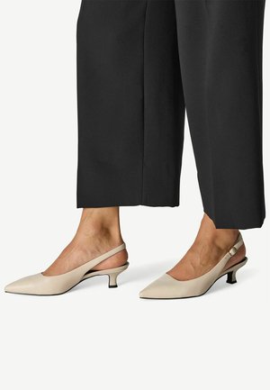Beige Peeptoe-Slingback-Schuhe mit spitz zulaufender Vorderkappe und niedrigem, klobigem Absatz. Aus glattem Leder gefertigt, mit einem schmalen Knöchelriemen und Schnallendetail.