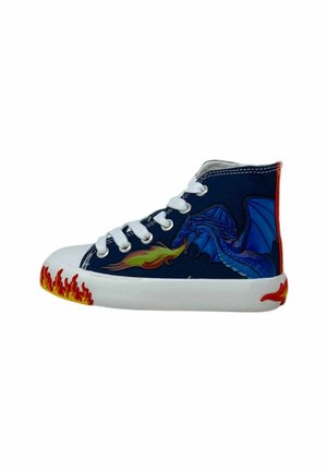 Sneaker alta in tela blu navy con un design di drago blu, lacci bianchi e una suola decorata con un motivo di fiamme rosse e gialle.