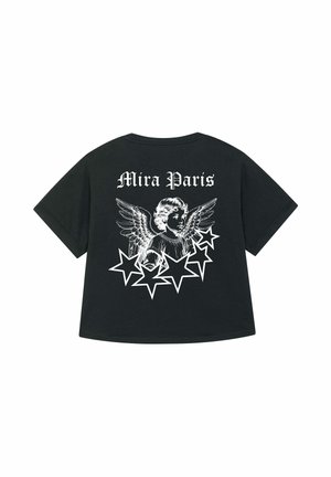Maglietta nera oversize con una grafica di un angelo bianco con ali e stelle, e il testo "Mira Paris" sopra il design sul retro.