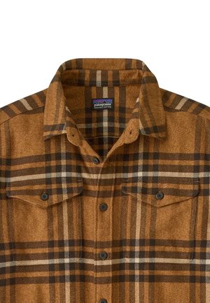 Camicia a quadri marrone in cotone biologico. Presenta un colletto button-down, tasche sul petto e bottoni scuri. Il motivo include accenti crema e marrone scuro.