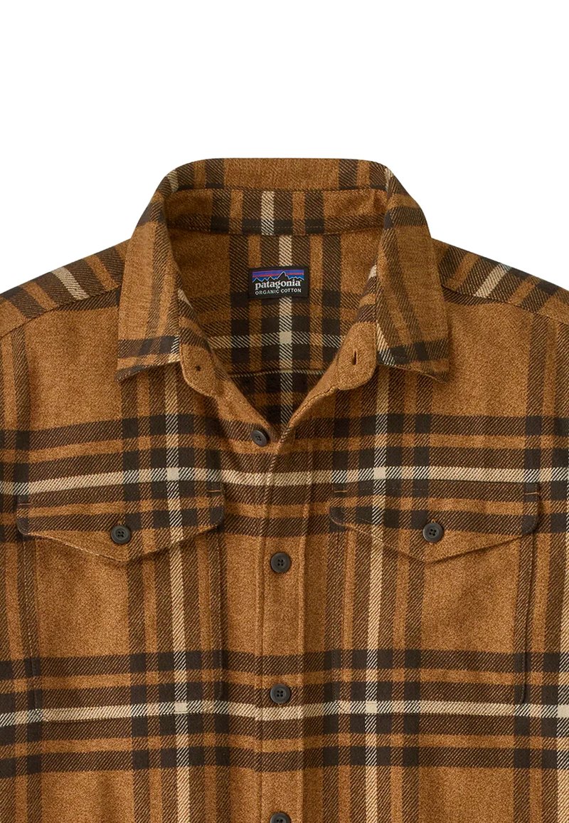 Camicia a quadri marrone in cotone biologico. Presenta un colletto button-down, tasche sul petto e bottoni scuri. Il motivo include accenti crema e marrone scuro.