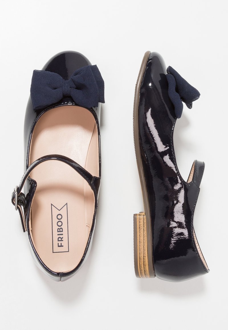 Chaussures Mary Jane pour filles en cuir verni noir avec nœuds en tissu bleu marine, brides à boucle et talons empilés marron clair, vues de dessus et de côté.