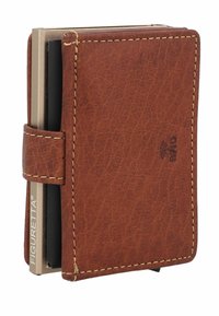 Cartera de cuero marrón con un acabado texturizado, que presenta un borde cosido y una correa lateral. Soporte de metal para tarjetas visible en el costado.