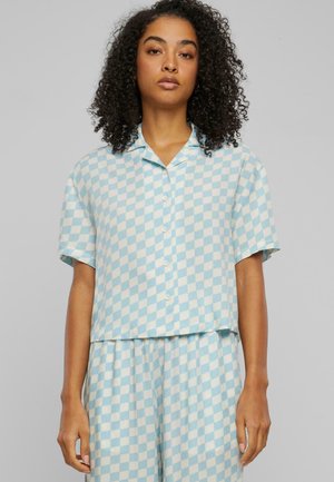 Chemise à manches courtes à carreaux bleu clair et blanc, dotée d'un col et d'une fermeture à boutons sur le devant, avec une coupe décontractée et une texture de tissu lisse.