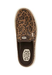 Scarpa slip-on con stampa leopardata, parte superiore in tela marrone, dettagli elasticizzati sui lati e suola in gomma bianca. Logo "Hey Dude" visibile sulla soletta.