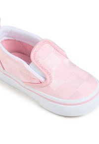 Scarpa slip-on rosa con motivo a scacchi in satin, suola in gomma bianca e cuciture a contrasto lungo i bordi. Rivestimento interno morbido.
