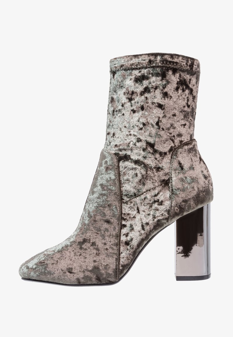 Bottine en velours gris à texture mouchetée, bout pointu et talon bloc brillant, vue de profil sur fond blanc.