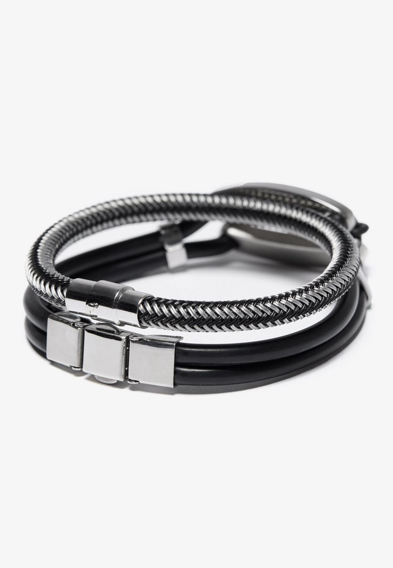 Sort læder- og flettet metalarmbånd med en sølvfarvet lås og rektangulære metaldetaljer, med et lagdelt design.