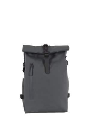Mochila de color gris oscuro con cierre enrollable, bolsillo delantero con cremallera y cierre de hebilla negra, diseñada para protección impermeable y uso urbano.
