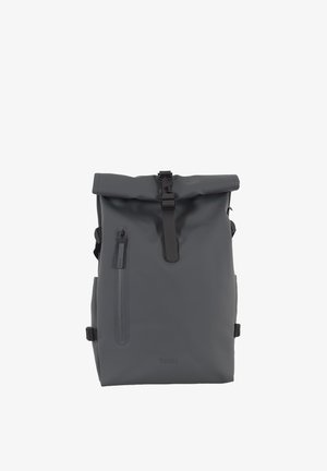 Zaino roll-top grigio scuro con tasca frontale con zip e chiusura con fibbia nera, progettato per protezione impermeabile e uso urbano.