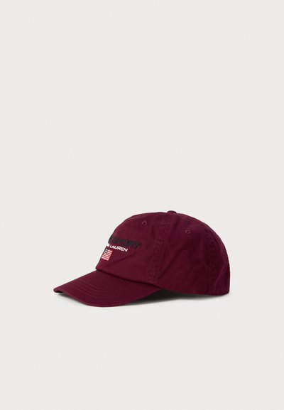 Cappellino da baseball borgogna con visiera curva, ricamato con "Polo Sport Ralph Lauren" e una piccola bandiera americana sul pannello frontale.