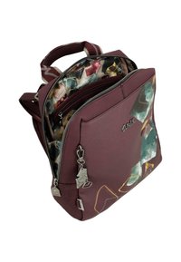 Mochila de cuero burdeos con un patrón abstracto colorido, que cuenta con un compartimento principal con cremallera y un llavero decorativo.