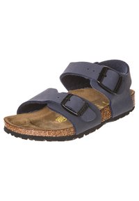 Sandal blu in sintetico con due cinturini regolabili in nero, una soletta in sughero e una suola in gomma testurizzata per una migliore aderenza.
