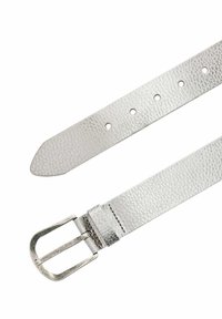 Silverfärgad läderbälte med en texturerad yta, med en rektangulär metallspänne och flera justeringshål längs remmen.