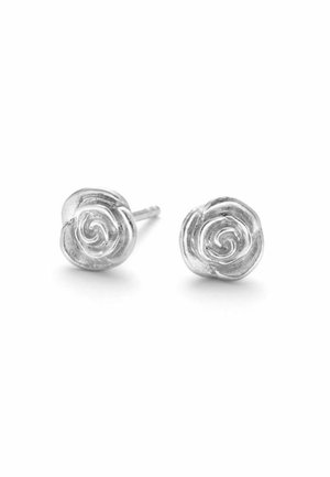 Boucles d'oreilles clous en argent en forme de petites roses avec des pétales superposés détaillés sur fond blanc.