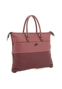 Borsa in pelle bicolore bordeaux con doppi manici, dettagli metallici e logo "Gab" sul davanti, su sfondo bianco.