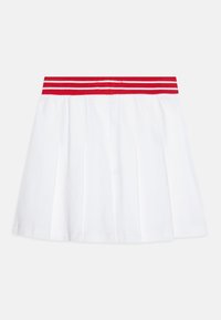Hvit plisserte skjørt med en rød og hvit stripete midje, laget av mykt stoff med en jevn tekstur og en utsvingt design.