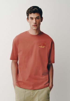 Next, REGULAR FIT - EMBROIDERED BACK PRINT T-SHIRT . - Print T-shirt - red