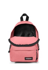 Mochila de tela rosa con interior negro, cierre de cordón y un bolsillo frontal. Presenta una parte superior redondeada y un logotipo de marca prominente.
