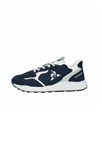 Scarpa sportiva navy con tomaia in mesh, accenti bianchi, logo sul lato e suola in gomma testurizzata per una migliore aderenza. Chiusura con lacci.