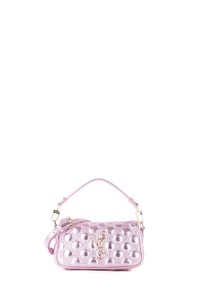 Bolso de mano metálico rosa con un patrón acolchado, que presenta herrajes dorados y una correa desmontable. Forma rectangular compacta con detalle del logo.