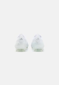 Witte voetbalschoenen met een glad, glanzend oppervlak, voorzien van een kenmerkend drie-strepen logo op de hiel en doorzichtige noppen voor grip.