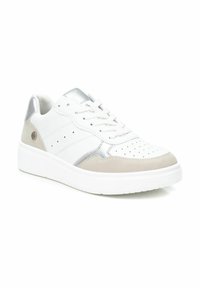 Zapatilla blanca con acentos de ante gris y detalles metálicos en plata. Cuenta con perforaciones en la puntera y una gruesa suela de goma blanca.