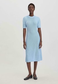 Lichtblauwe gebreide midi-jurk met korte mouwen en een ronde halslijn; gladde textuur, aansluitend ontwerp en effen kleur.